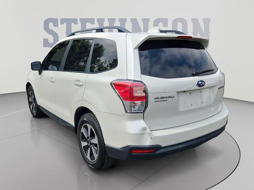 Crystal White Pearl 2017 Subaru Forester 2.5i Premium