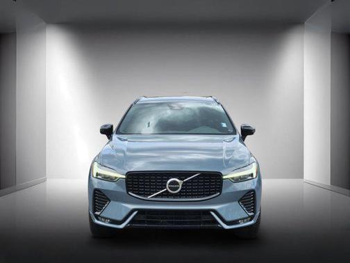 Thunder Grey Metallic 2022 Volvo XC60 B5 R-Design