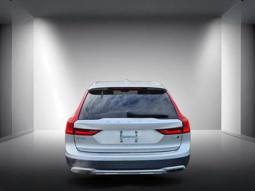 2019 Volvo V90 Cross Country T6