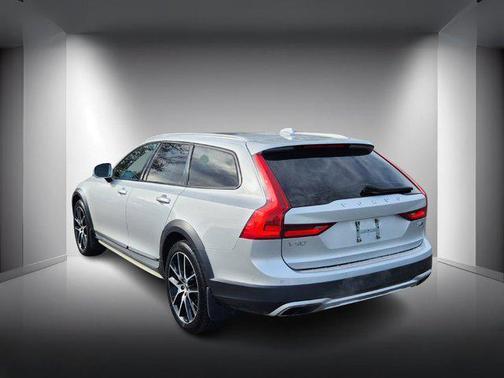 2019 Volvo V90 Cross Country T6