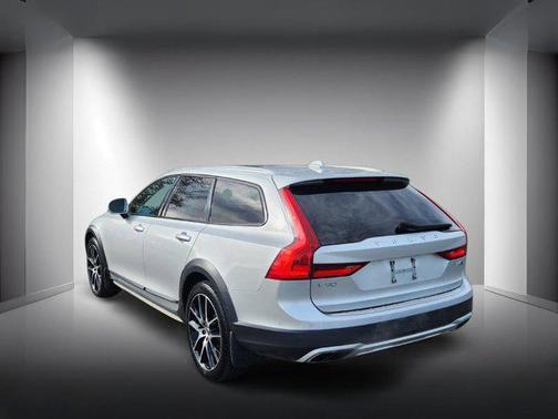 2019 Volvo V90 Cross Country T6
