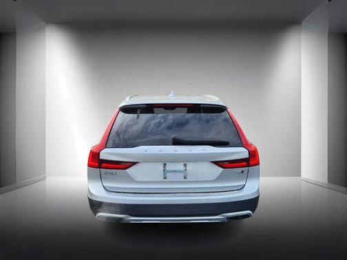 2019 Volvo V90 Cross Country T6