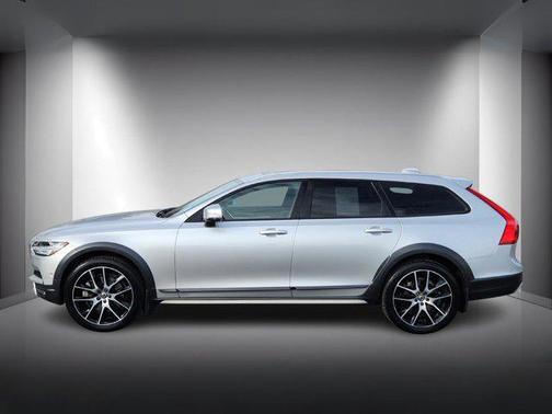 2019 Volvo V90 Cross Country T6