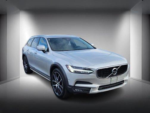 2019 Volvo V90 Cross Country T6