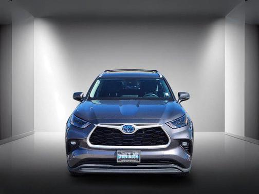 Magnetic Gray Metallic 2023 Toyota Highlander Hybrid XLE