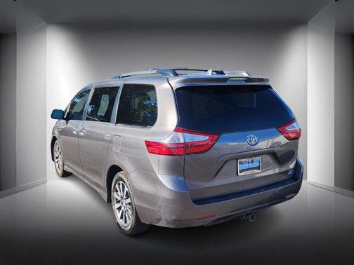 2019 Toyota Sienna XLE