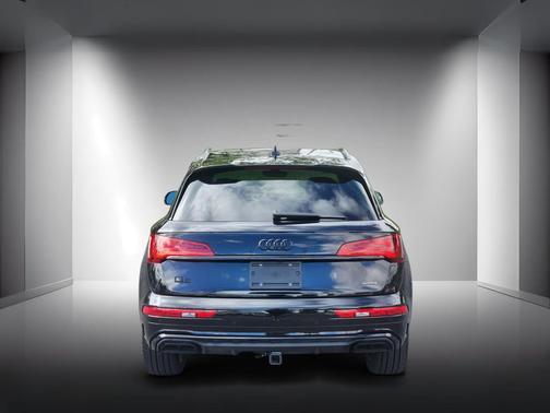 Mythos Black Metallic 2023 Audi Q5 e 55 S line Prestige