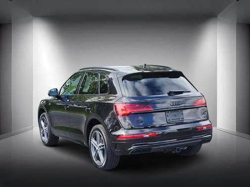 Mythos Black Metallic 2023 Audi Q5 e 55 S line Prestige