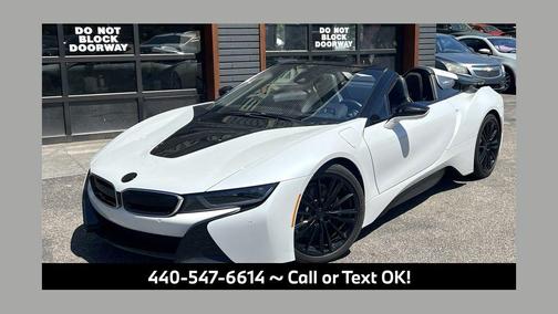 Crystal White Pearl Metallic w/BMW i Frozen Blue 2019 BMW i8 Base