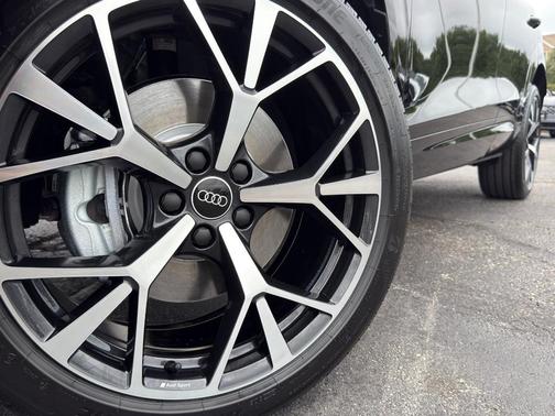 Mythos Black Metallic 2026 Audi Q3 S line