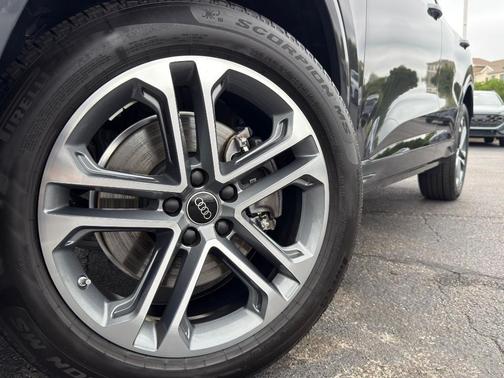 Tambora Gray Metallic 2025 Audi Q5 2.0T quattro Premium