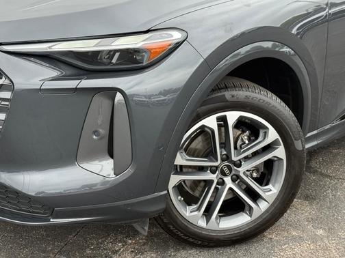 Tambora Gray Metallic 2025 Audi Q5 2.0T quattro Premium
