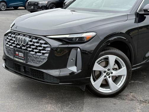 Mythos Black Metallic 2025 Audi Q5 2.0T quattro Premium