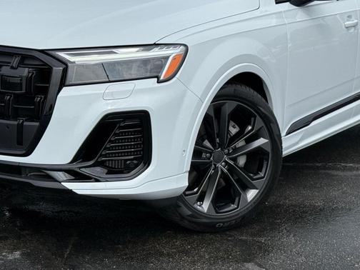 White 2026 Audi Q7