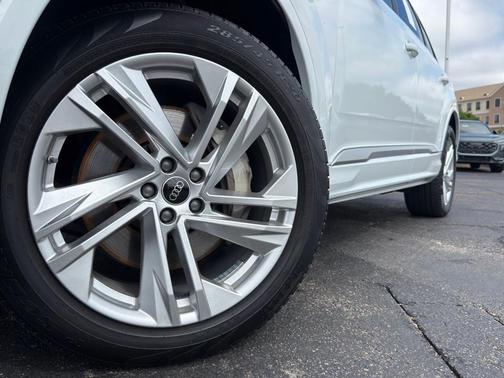 Glacier White Metallic 2023 Audi Q7 55 Premium Plus