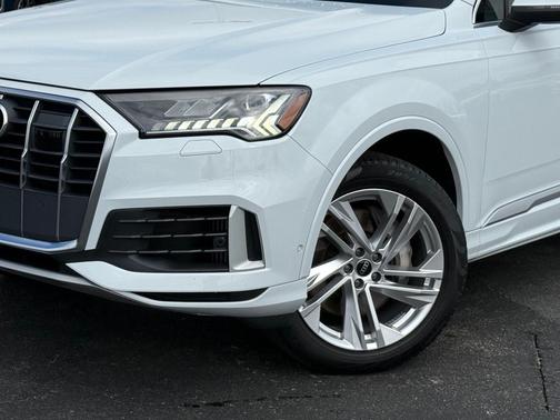 Glacier White Metallic 2023 Audi Q7 55 Premium Plus