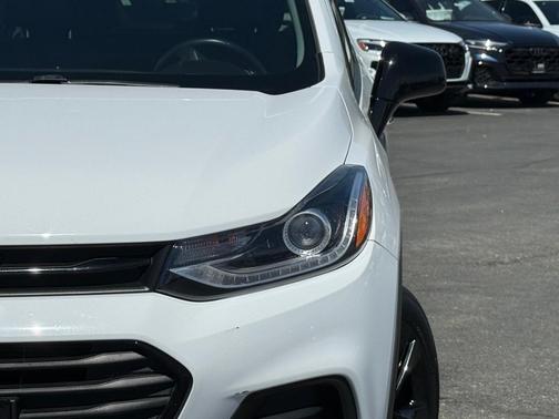 Summit White 2019 Chevrolet Trax LT