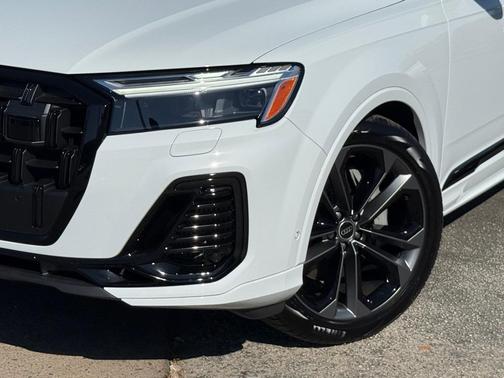 White 2026 Audi Q7