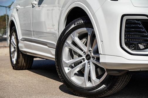 2025 Audi Q7 55 Premium Plus