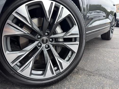 Daytona Gray Pearl 2026 Audi Q8 55 Premium