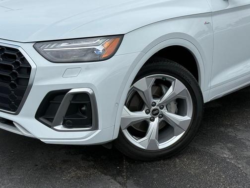 Glacier White Metallic 2023 Audi Q5 45 S line Prestige