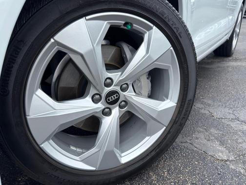 Glacier White Metallic 2023 Audi Q5 45 S line Prestige