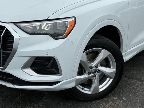 Glacier White Metallic 2019 Audi Q3 2.0T Premium