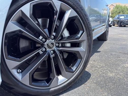 Satellite Silver 2026 Audi Q7