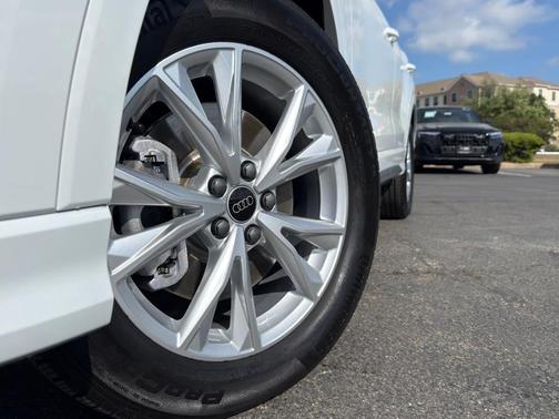 Glacier White Metallic 2025 Audi Q3 45 S line Premium
