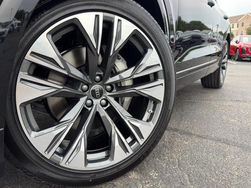 Mythos Black Metallic 2026 Audi Q8 55 Premium