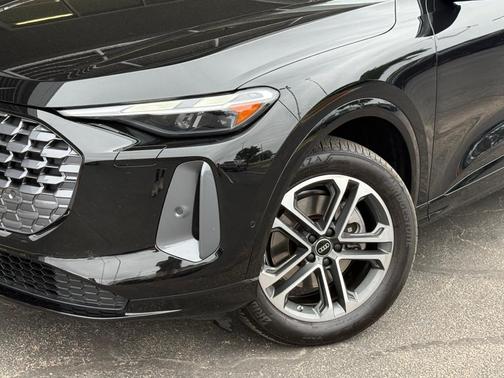 Mythos Black Metallic 2025 Audi Q5 2.0T quattro Premium