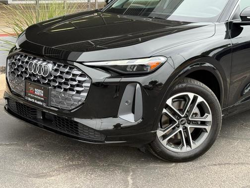 Mythos Black Metallic 2025 Audi Q5 2.0T quattro Premium