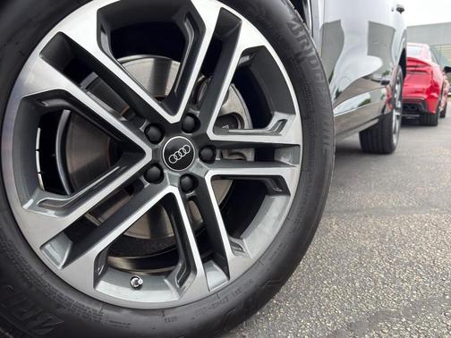 Mythos Black Metallic 2025 Audi Q5 2.0T quattro Premium