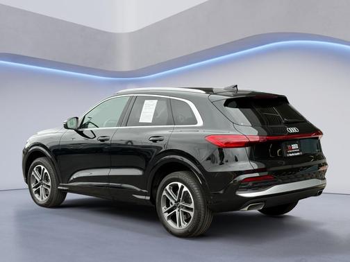 Mythos Black Metallic 2025 Audi Q5 2.0T quattro Premium