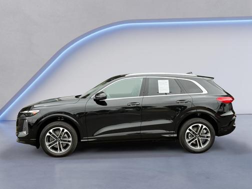 Mythos Black Metallic 2025 Audi Q5 2.0T quattro Premium