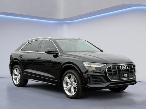 Mythos Black Metallic 2023 Audi Q8 55 Premium