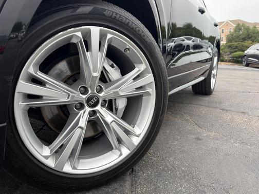 Mythos Black Metallic 2023 Audi Q8 55 Premium