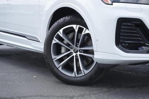 2025 Audi Q7 45 Premium Plus