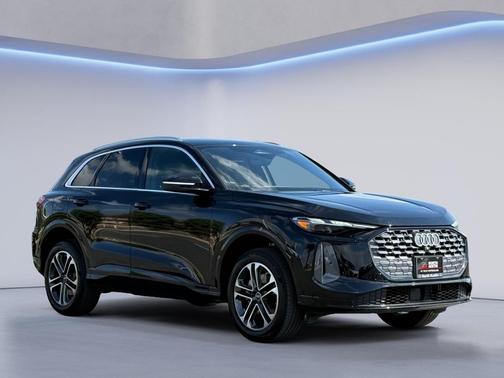 Mythos Black Metallic 2025 Audi Q5 2.0T quattro Premium