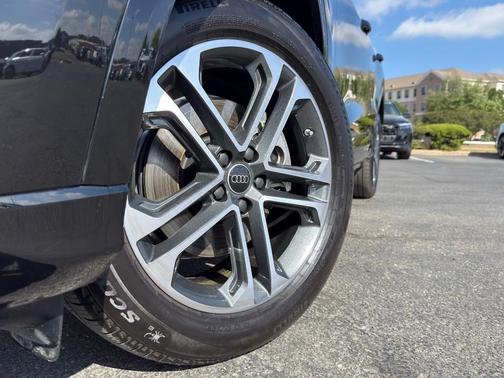 Mythos Black Metallic 2025 Audi Q5 2.0T quattro Premium