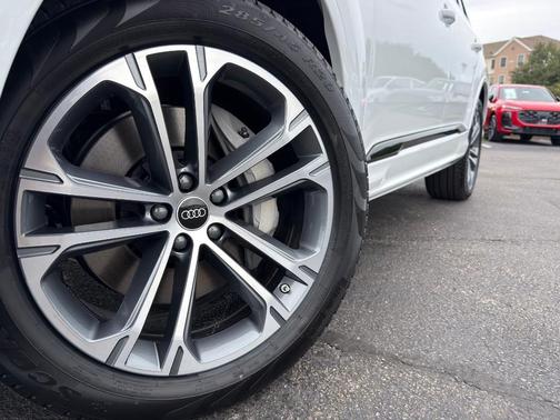 Glacier White Metallic 2026 Audi Q7 45 Premium