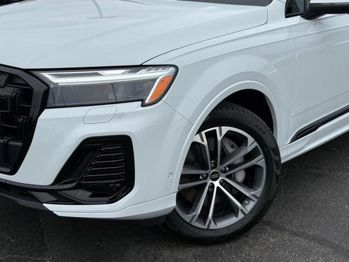 Glacier White Metallic 2026 Audi Q7 45 Premium