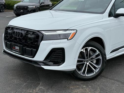 Glacier White Metallic 2026 Audi Q7 45 Premium