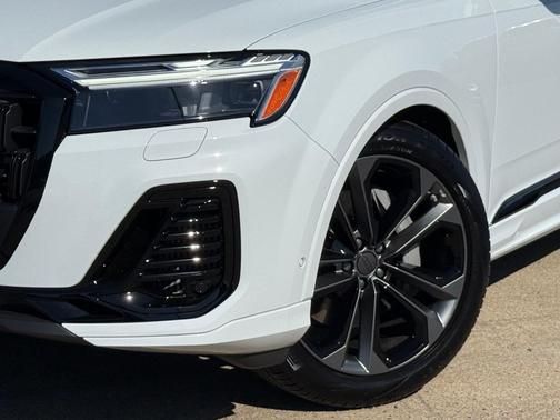 White 2026 Audi Q7