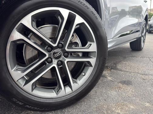 Florett Silver Metallic 2025 Audi Q5 2.0T quattro Premium