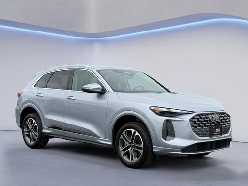 Florett Silver Metallic 2025 Audi Q5 2.0T quattro Premium