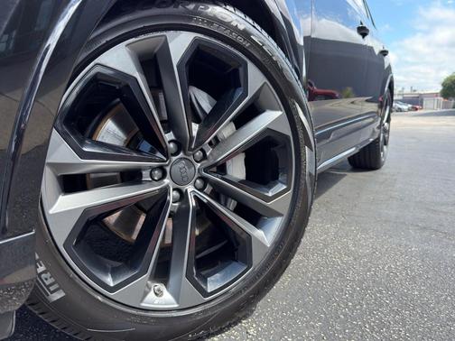 Mythos Black Metallic 2026 Audi Q7 55 Premium Plus