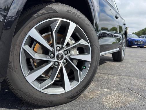 Mythos Black Metallic 2024 Audi Q5 45 S line quattro Premium