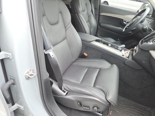 2025 Volvo XC90 B6 Ultra