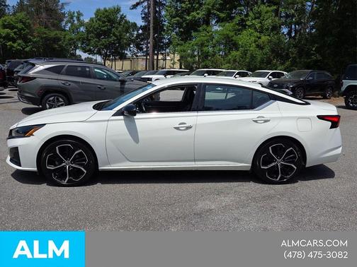 Glacier White 2025 Nissan Altima SR